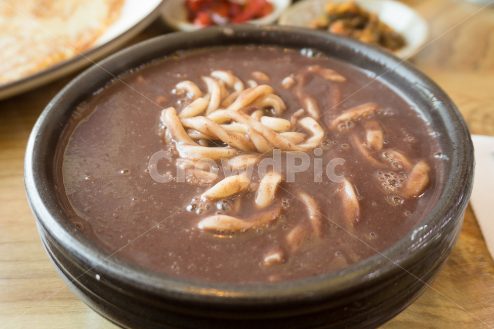 팥칼국수,팥죽,팥,뚝배기,팥요리,별미,음식,식재료,요리,food,cook,meal,dishes,food reserves,한식,한국음식,한국요리,korean food,korean dishes,korean meal,korean cook