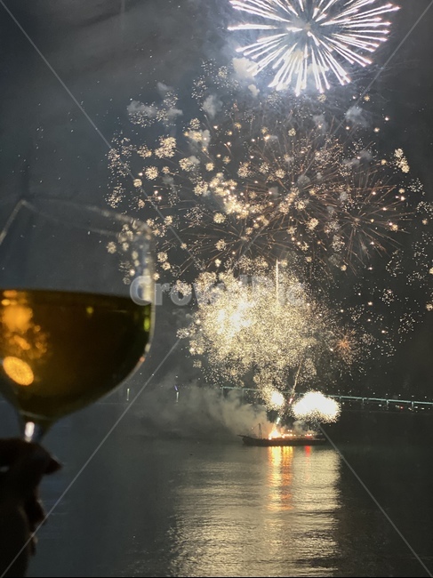 와인,와인잔,축제,파티,불꽃축제,폭죽,축하,야경,밤,풍경,nightscape,night,landscape,기념일,축하,anniversary,congratulation,celebrate,celebration,술,주류,alcohol