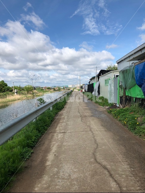 시골,풍경,하늘,골목,길,강가,한가로운,구름,도로,외길,자연,풍경,nature,landscape,railway,철도,rail,레일,transportation,교통,train track,기찻길,road,dirt road,흙길,gravel,자갈