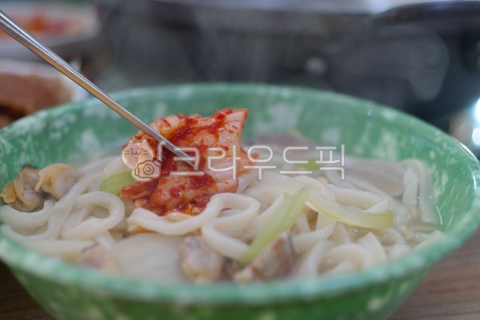 seafood,kimchi,noodles,restaurant,cuisine,Kalguksu,hot,delicious,vegetables,food,noodle dishes,seafood kalguksu