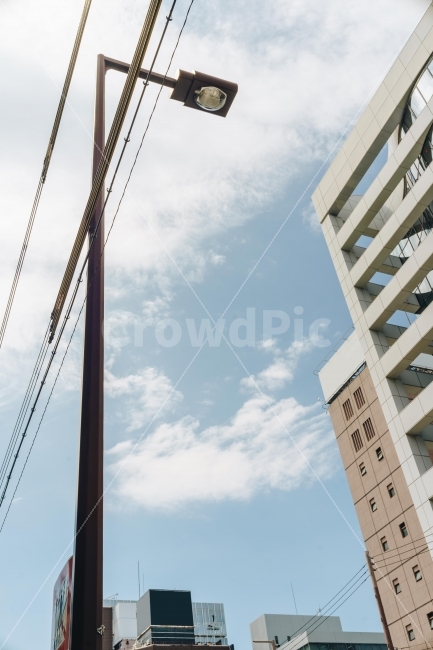	일본,오사카,거리,하늘,가로등,맑은날,구름,전기줄,빌딩,japan,osaka,street,sky,streetlamp,lamp,light,sunnyday,cloud,electricalwire,building,도시,풍경,city,landscape,해외,외국,세계,foreign,oversea,world,세계도시풍경,해외도시풍경,외국도시풍경,world cityscape,건축물,건물외관,exterior,building,structure,architecture,construction