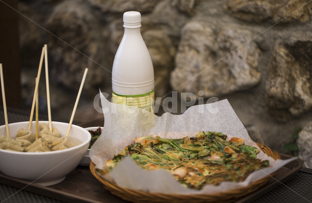 파전,해물파전,부침개,막걸리,어묵,오뎅,궁물,국물,전,해물,음식,야식,기름,파,한국음식,요리,안주,꼬치,쟁반,음식,식재료,요리,food,cook,meal,dishes,food reserves,한식,한국음식,한국요리,korean food,korean dishes,korean meal,korean cook,술,주류,alcohol