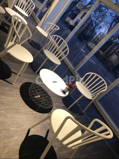 의자,테이블,화이트,인테리어,소품,카페,cafe,interior,그림자