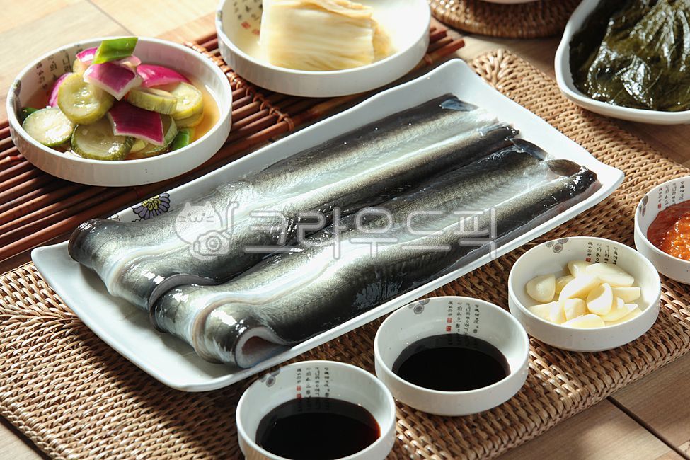 tray,table setting,cucumber,Rattan,Grilled freshwater eel,sauce,eel,Eel dish,freshwater eel,bamboo stand,Gochang Pungcheon Eel,healthy food,Korean food,nutritious food,garlic,Korean cuisine,restaurant,Malbok,dog day,Pungcheon Eel,health food,duplication,B
