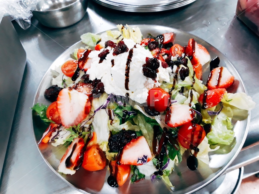 샐러드,딸기샐러드,리코타치즈,크랜베리,딸기음식,토마토,스테인레스접시,홈메이드요리,요리,음식,홈메이드
