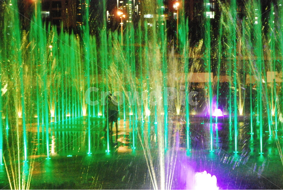 분수,fountain,lighting,children,play,water,green,사람,인물,인간,human,person,어린이,어린아이,child,children,kid