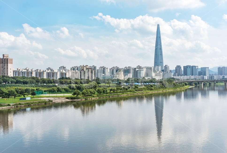 한강,풍경,경치,landscape,롯데월드타워,도시,풍경,city,landscape,랜드마크,landmark,tourist attraction,outdoors,옥외,water,물,building,건물,office building,사무실 건물