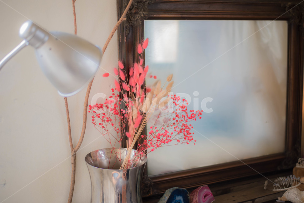거울,조명등,꽃병,흐린거울,화장대,실내용화초,화분,화초,house plant,감성,sensible,feeling,색깔,색상,색채,색감,color sense,color sensitivity,feeling of color,인테리어,실내디자인,interior design