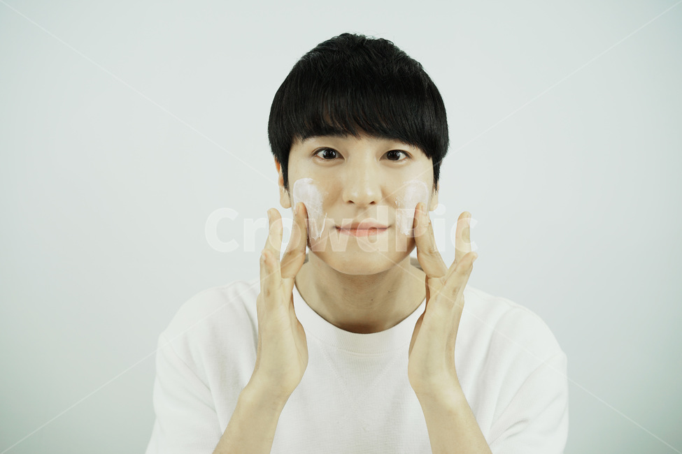 남자,뷰티,스킨케어,피부관리,화장품,로션,beauty,skincare,cosmetic,남성,lotion,그루밍족,사람,인물,인간,human,person,얼굴표정,facial expression,face,남성,남자,man,male,감정표현,기분,feeling,emotion,뷰티,미용,beauty treatment