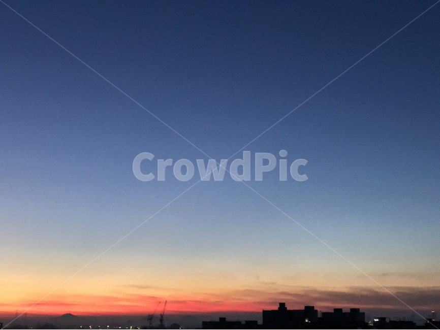 하늘,자연,감성,노을,파랑,주황,빨강,그라데이션,구름,sky,sora,nature,sunset,yuuyake,blue,ao,orange,orenziiro,red,aka,gradient,guradeeshon,도시,풍경,city,landscape,outdoors,옥외,dusk,황혼,일몰,red sky,붉은 하늘,dawn,새벽