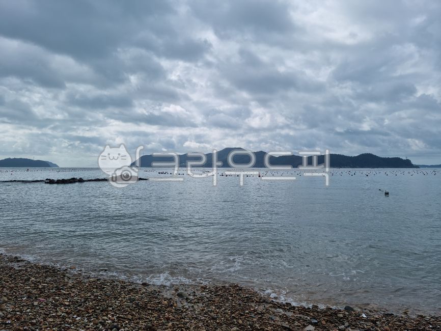 해남,땅끝마을,남해,자연,대한민국,구름낀,흐린,산,섬,바다,바닷물,바닷가,해안,해안가,해변,자갈,돌,물,먹구름