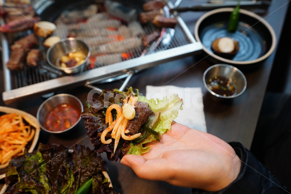 고기,식사,돼지,음식,푸드,안주,먹거리,안줏거리,불판,한식,육식,육류,먹방,사람,인물,인간,human,person,신체일부,몸,body,음식,식재료,요리,food,cook,meal,dishes,food reserves,육류,고기,meat