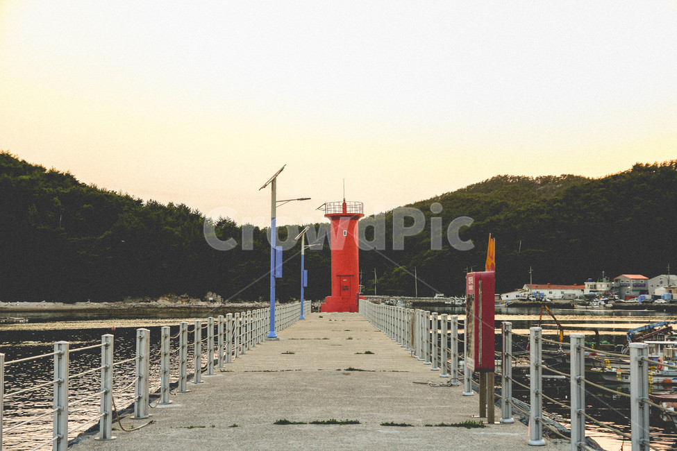 water,물,handrail,banister,waterfront,워터프론트,railing,난간,pier,교각,dock,독,port,포트,lighthouse,등대,lighthouse