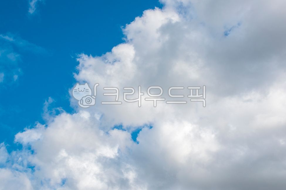 푸른하늘,흰구름,솜구름,적운구름,대각선하늘,맑은하늘,여름하늘,구름하늘,청량한하늘,하늘배경,bluesky,whiteclouds,fluffyclouds,cumulusclouds,diagonalsky,clearsky,summersky,cloudysky,naturalsky,skybackground