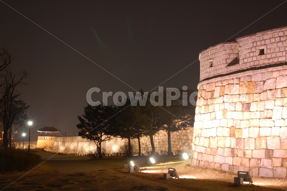 수원화성,수원,유네스코,유네스코문화유산,문화재,전통,한국,코리아,헤리티지,Heritage,성곽,야경,야경,밤,풍경,nightscape,night,landscape,한국전통,한국문화,korean traditional,korean culture,랜드마크,landmark,tourist attraction,한국랜드마크,한국관광지,한국명소,korea landmark,korea tourist attraction,건축물,건물외관,exterior,building,structure,architecture,construction