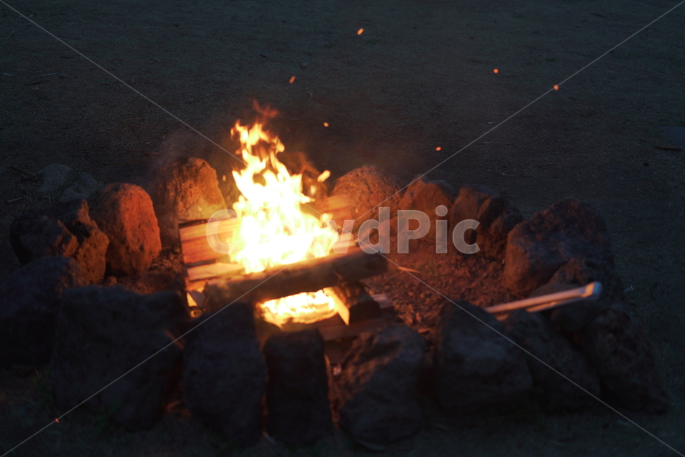 캠프파이어,장작,불,fire,돌,밤,저녁,캠핑