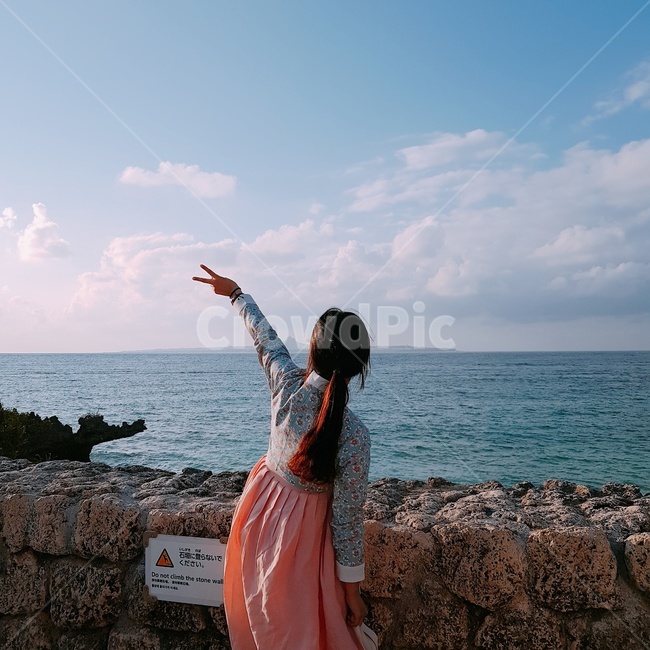 바다,한복,여자,뒷모습,여행,자연,풍경,nature,landscape,사람,인물,인간,human,person,fashion,패션,evening dress,이브닝 드레스,gown,겉옷,robe,옷
