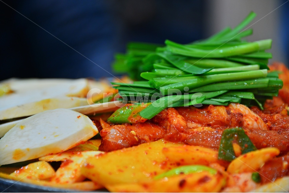 food,음식,dish,요리,meal,식사,양념,채소,돼지고기,돼지주물럭,주물럭,식재료,맛집