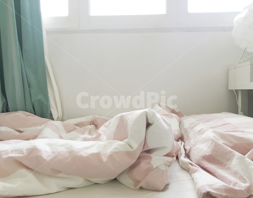 방,인테리어,침대,이불,햇살,커텐,핑크,pink,bed,베개,room,interior,pillow,blanket,curtain,창문,window,mint,방안풍경,white,배경,편안한