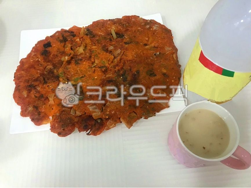 김치전,부침개,탁주,전,인삼막걸리,막걸리,안주,술안주,부침,음식,요리,식사,식재료,먹방,한식,컵,한국요리,한국음식,김치,배추김치,meal,food,sish,cook,koreanfood