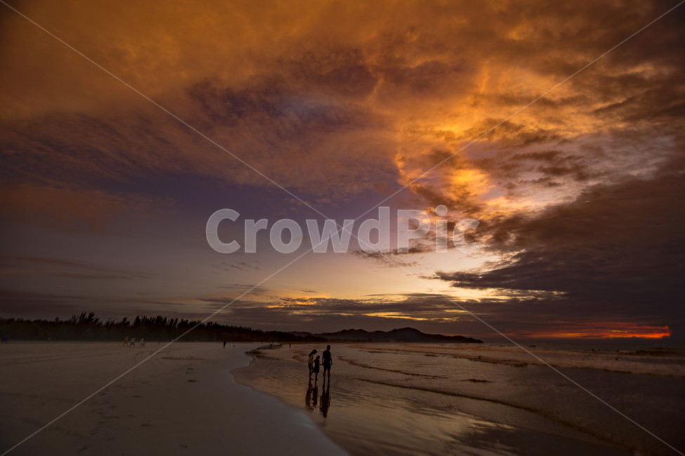 노을,해변,바다,여행,석양,자연,풍경,nature,landscape,해변,바다,beach,sea,사람들,대중,군중,other people,crowd,가족,패밀리,family,outdoors,옥외,sky,하늘,dusk,황혼,dawn,새벽,red sky,붉은 하늘,sunset,일몰