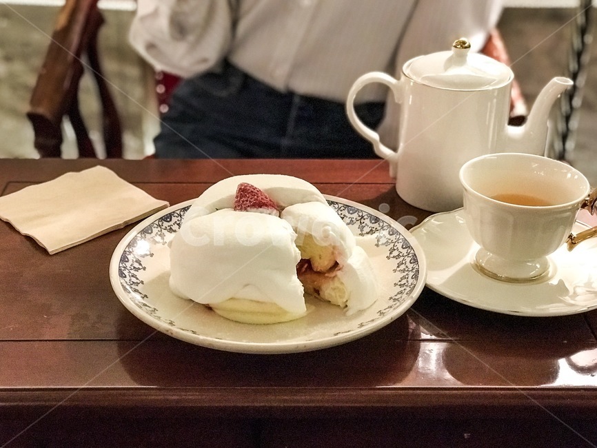수플레팬케이크,카페,익선동,익선동카페,맛집,디저트,딸기,개화기,익선동핫플,차,tea,티타임,여유,인테리어,디자인