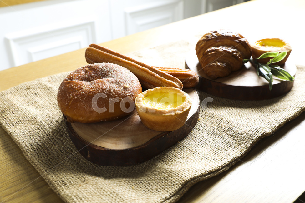 식사,음식,빵,브레드,주방,쿠킹,meal,bread,아침,런치,베이커리,부엌,식탁,food,밀가루음식,테이블웨어,나무,원목,wood,손,남자,hand,morning,음식,식재료,요리,food,cook,meal,dishes,food reserves,빵,bread,연출,컨셉,콘셉,direction,concept
