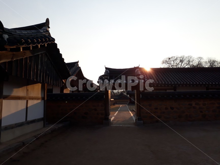 architecture,건축물,building,건물,roof,지붕,sun,sunshine,전통,tradition,신라,집,house,돌담,fance,hanok,대문,wood,open