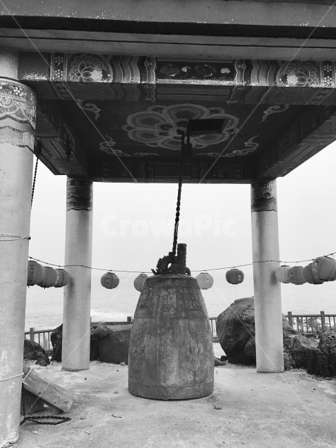 마라도,흑백,절,종,바다,불교,한국전통,한국문화,korean traditional,korean culture,종교,신앙,religion,belief,faith,흑백,모노톤,monochrome,black and white