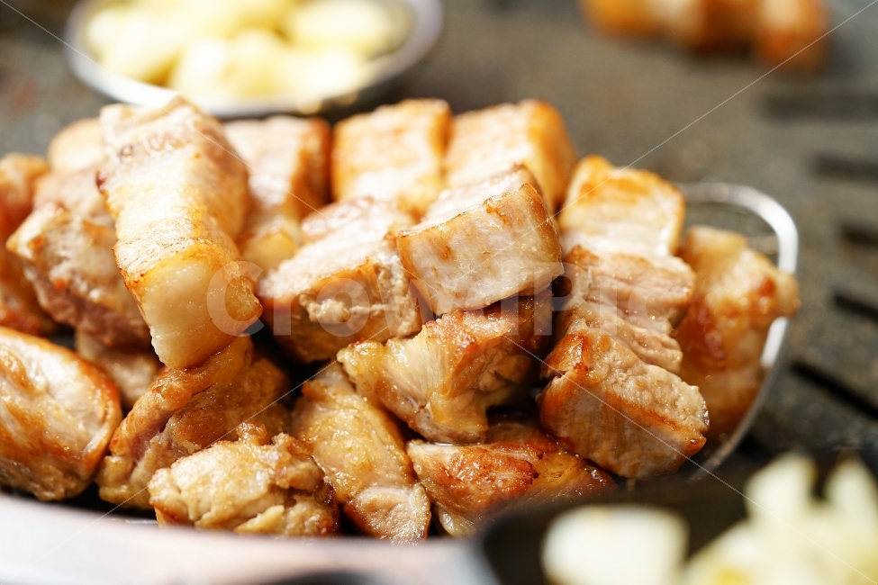 Soju snacks,snack,twine,drinking party,pork,food,meal,pork belly,a drink,meat,fire,mukbang,meeting,neck meat,roast