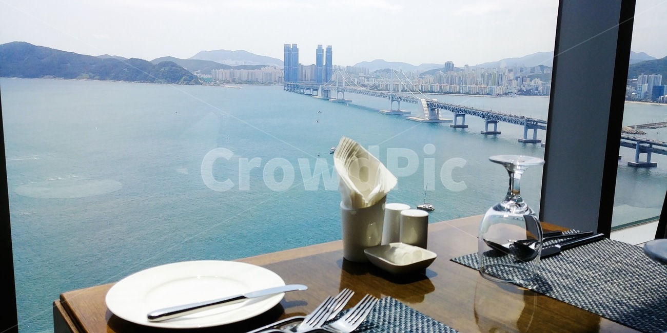 오션뷰,레스토랑,테이블세팅,광안대교,부산,광안리,바다,바닷가,해운대