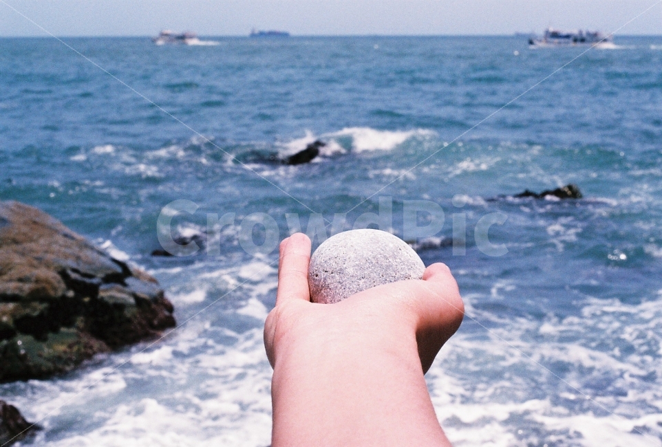 돌맹이,바다,손,여행사진,nikonem,감성사진,바다사진,필름사진,필름,자연,풍경,nature,landscape,해변,바다,beach,sea,사람,인물,인간,human,person,감성,sensible,feeling,연출,컨셉,콘셉,direction,concept,finger,손가락