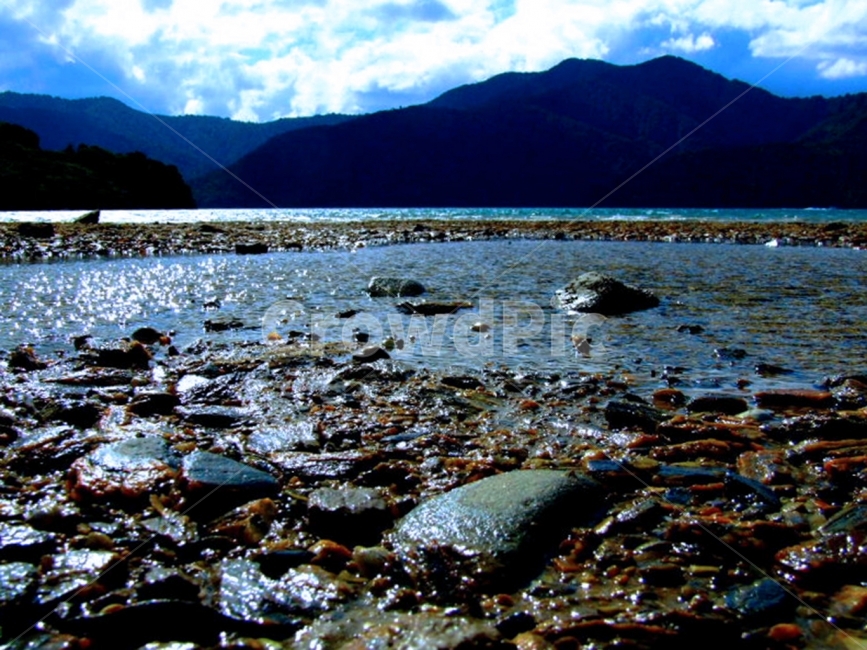 바다,자갈,돌,강,강가,바닷가,구름,하늘,산,나무,섬,gravel,pebble,river,riverside,car,walk,island,mountain,sea,ocean,beach,seaside,sky,cloud,배경사진,배경화면,배경,background,풍경,풍경사진,scene,view,푸른,초록,green,sunny,맑은,날씨,weather,평화로운,분위기,차분한,차분함,평화로움,atmosphere,calm,peaceful,tranquil,still,감성사진,ambience,자연,풍경,nature,landscape