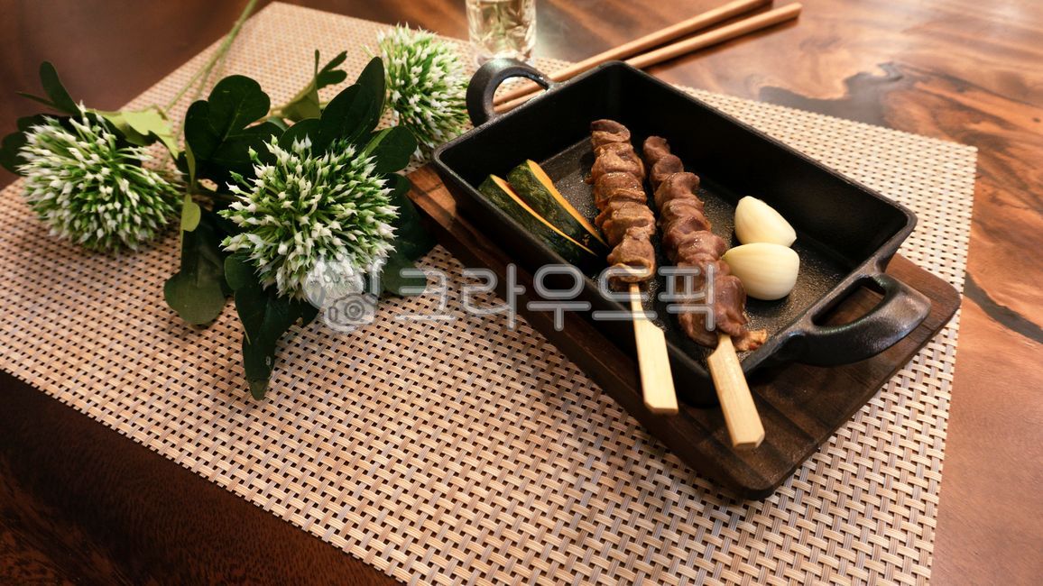 emotional camping,Cooking,1 fan,cast iron pot,Drinking alone,Eating alone,cast iron pan,square fan,meal,Emotional Kitchen,mini cast iron pan,Plating pan,cooking,personal cast iron pan,Camping