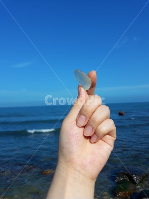 손,바다,바닷가,돌,돌맹이,하늘,수평선