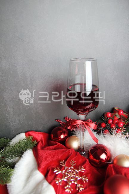 크리스마스,파티,배경,오너먼트,와인잔,벨벳,화이트,눈꽃모양,리본,레드와인,glass,유리,wineglass,와인잔,와인,wine,beverage,음료,alcohol,술,redwine,적포도주,장식,장식품,카피공간,오브젝트,연말파티,공,골드,레드,빨강,빨간색,고급스러운,반짝이는,메리크리스마스,성탄절,merry christmas