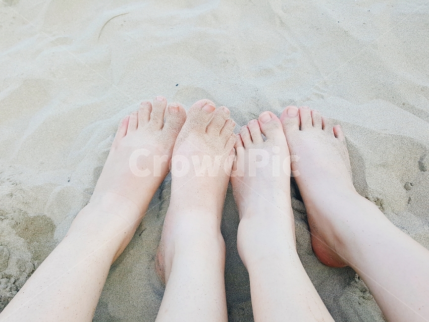 발,모래사장,우정,친구,모래,해수욕장,여행,해변,바다,beach,sea,사람,인물,인간,human,person,신체일부,몸,body