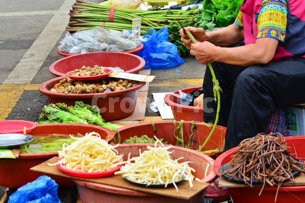 plant,식물,food,음식,재래시장,전통시장,노점상,좌판,bowl,사발,human,인간,person,사람,market,시장,도라지,상추,생강,머우대,깻잎