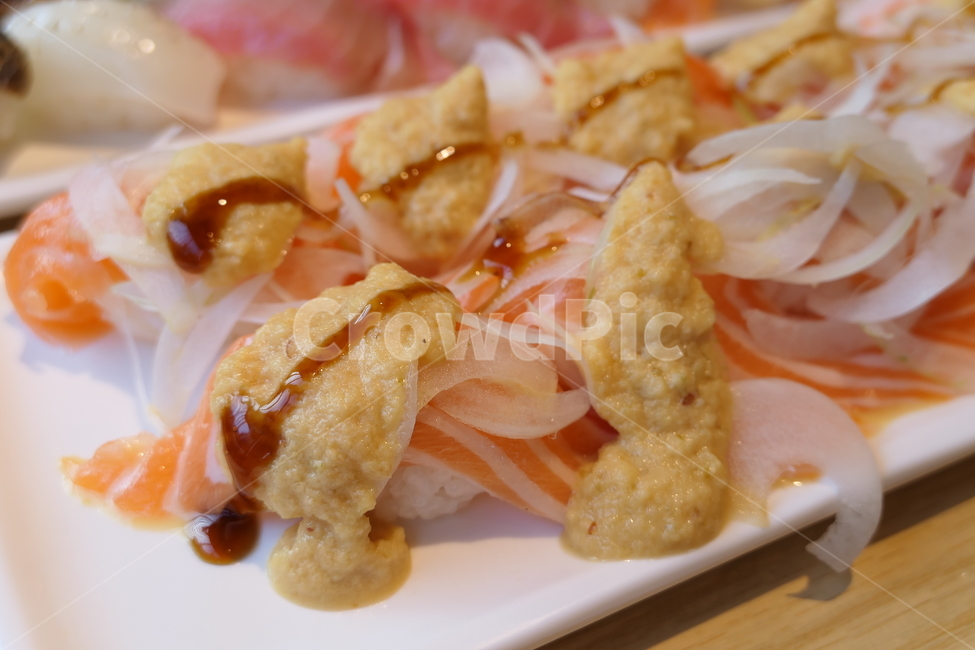 연어초밥,초밥,연어,사과소스,양파,food,고화질,음식,식사,점심,음식,식재료,요리,food,cook,meal,dishes,food reserves,일식,일본음식,일본요리,Japanese food,Japanese dishes,Japanese meal,Japanese cook