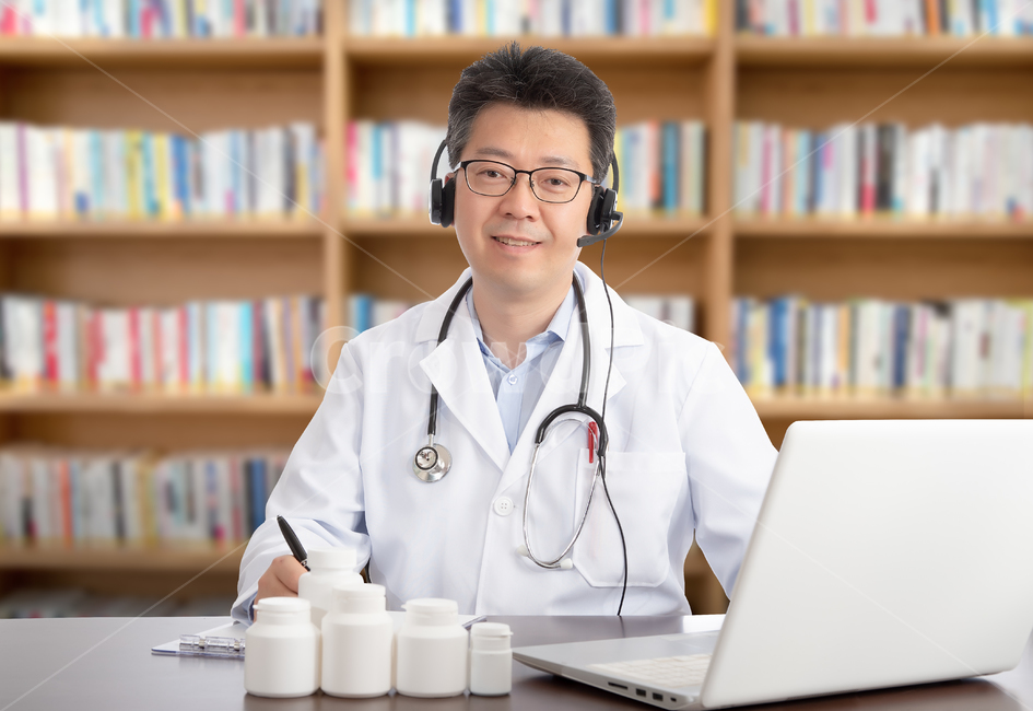 원격진료,전화상담,원격,진료,5g,남자,의사,남성,중년,1인,상반신,청진기,한국인,동양인,전문직,직업,건강,40대,카피스페이스,웃음,정면,한국,의학,병원,아시아인,50대,질병,보건,인터넷,주치의,전염병,일본인,중국인,일본,중국,아시아,내과,박사,교수,전문의,상담,컴퓨터,노트북,의료,재택치료,사람,인물,인간,human,person,남성,남자,man,male,의료,의학,병원,medical,hospital,clinic,연출,컨셉,콘셉,direction,concept