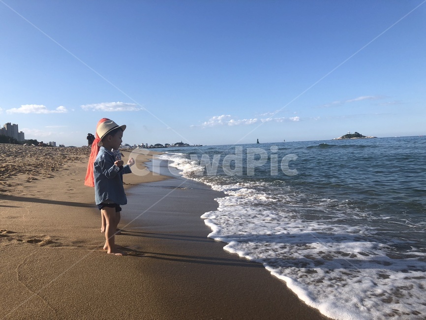 동해,롯데,롯데속초리조트,해변,시원함,자연,풍경,nature,landscape,해변,바다,beach,sea,어린이,어린아이,child,children,kid,shorts,반바지