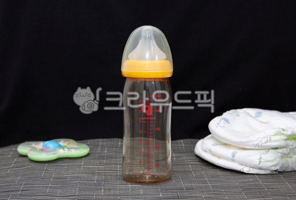 젖병,우유병,기저귀,장난감,유아,아기,아이,신생아,육아,케어,엄마,먹이다,양육,집안일,가사,생활방식,라이프스타일
