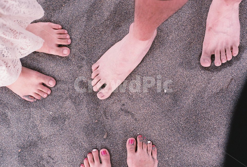 발,toe,발가락,모래사장,사람,필름사진,감성사진,해변,바다,beach,sea,친구,우정,friendship,companion,여행,휴가,traveling,vacation,trip