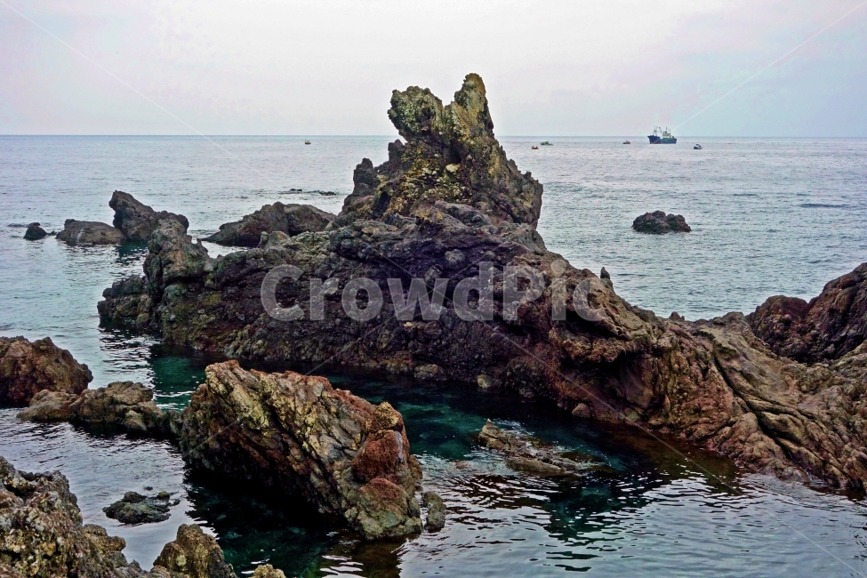 제주도,소천지연못,기묘한,바위,바다,배,파도,현무암,돌,바닷가,수평선,흰,구름,하늘,푸른,여행,자연,풍경,경치,제주도여행,제주,제주여행,물결,소천지,연못,선박,자연,풍경,nature,landscape,promontory,곶