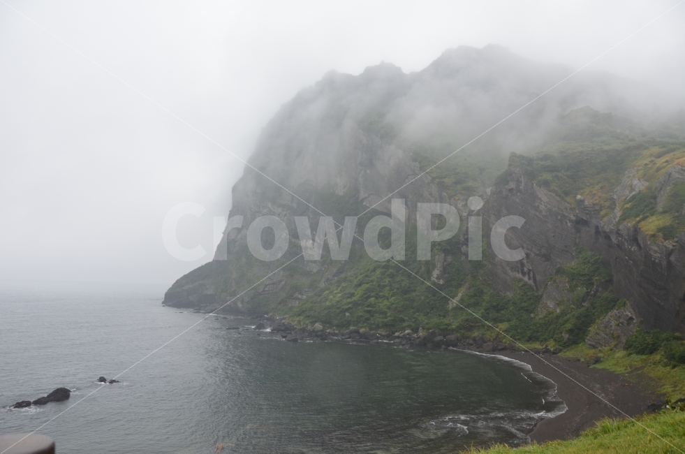 제주도,성산일출봉,일출,일출봉,제주,여행,흐린날,자연,풍경,nature,landscape,제주도,jeju,jeju island,outdoors,옥외,slope,경사,promontory,곶,cliff,낭떠러지