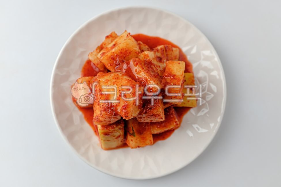 깍두기,무,김치,무김치,채소,야채,채식,양념,한국음식,한국문화,음식,식사,식품,식료품,재료,식재료,음식재료,클로즈업,매콤한,딱딱한,음식,식재료,요리,food,cook,meal,dishes,food reserves