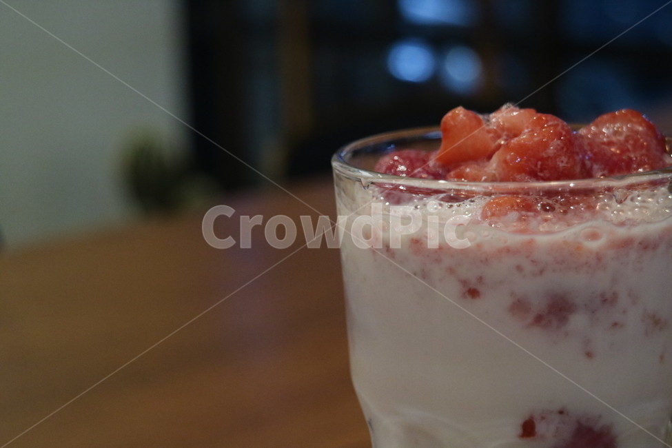 딸기라떼,음료,딸기,우유,아이스음료,카페,음료수,drink,beverage