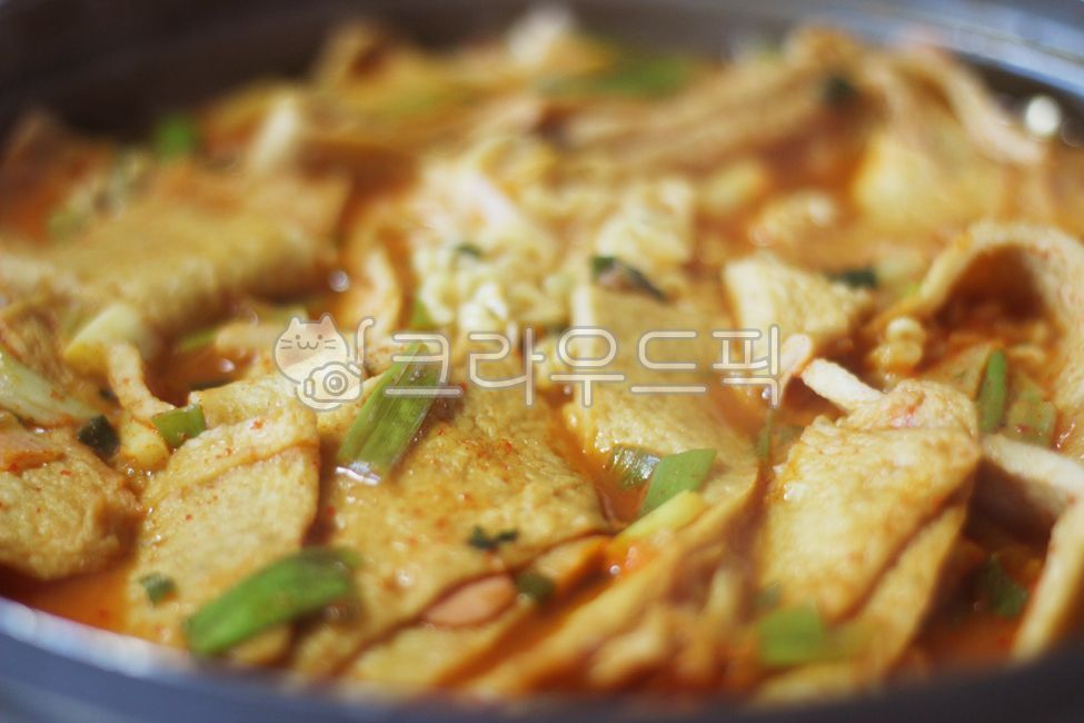 child snack,snack,Fish cake,plate,bowl,food,meal,Rabokki,dish,fish cake,rice cake,tteokbokki,snack food,cooking,spicy food,snack bar