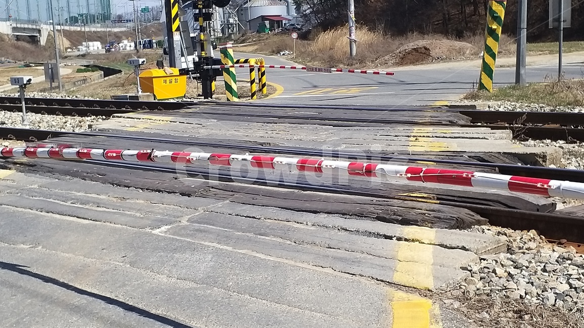 감성,느낌,야외,풍경,tarmac,타맥,asphalt,아스팔트,road,도로,철로차단기,교통,교통수단,traffic,transportation