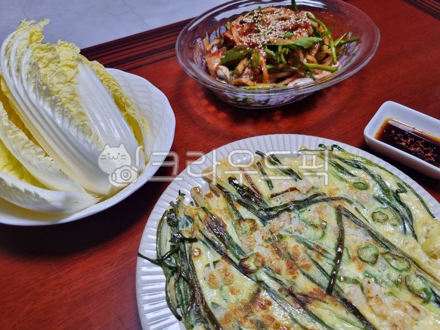 cabbage,soy sauce,rawoysterdish,glass plate,Tongyeong raw oyster dish,watercelery,flourfood,leekpancake,vegetablepancake,driedoysters,chive pancake,pancake,oysterdish,koreafood,koreantraditionalfood,seafoodpancake,dish,sesame,tongyeongrawoysterdish,soy sa
